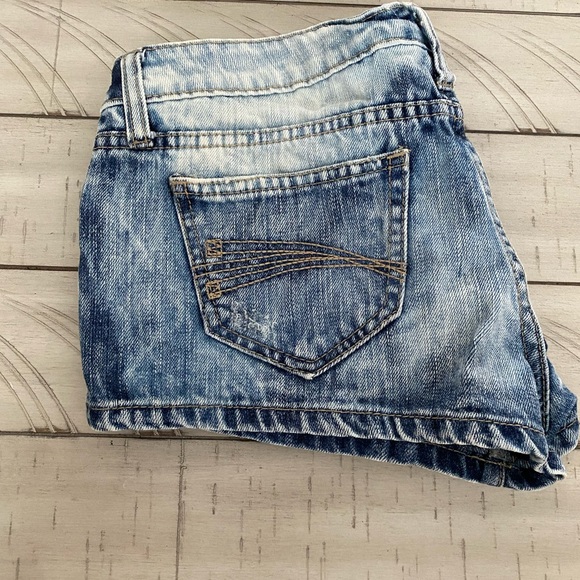 Low rise jean shorts. Size 5 - Picture 8 of 8
